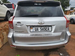 Toyota Vanguard 2010 Silver