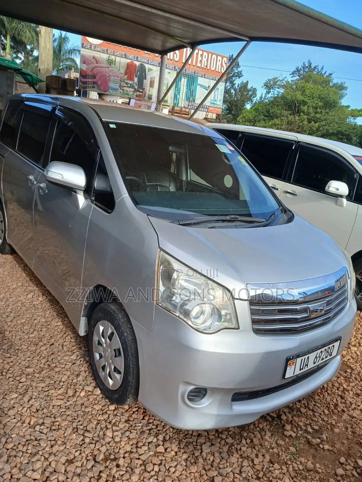 Toyota Noah 2.0 AWD (8 Seater) 2015 Silver