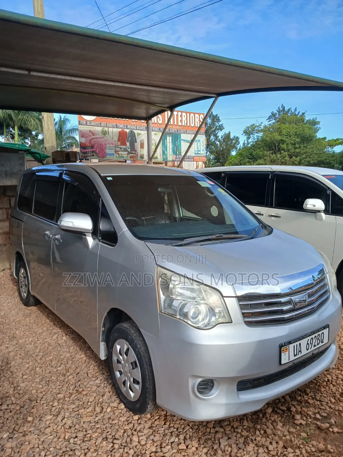 Toyota Noah 2.0 AWD (8 Seater) 2015 Silver