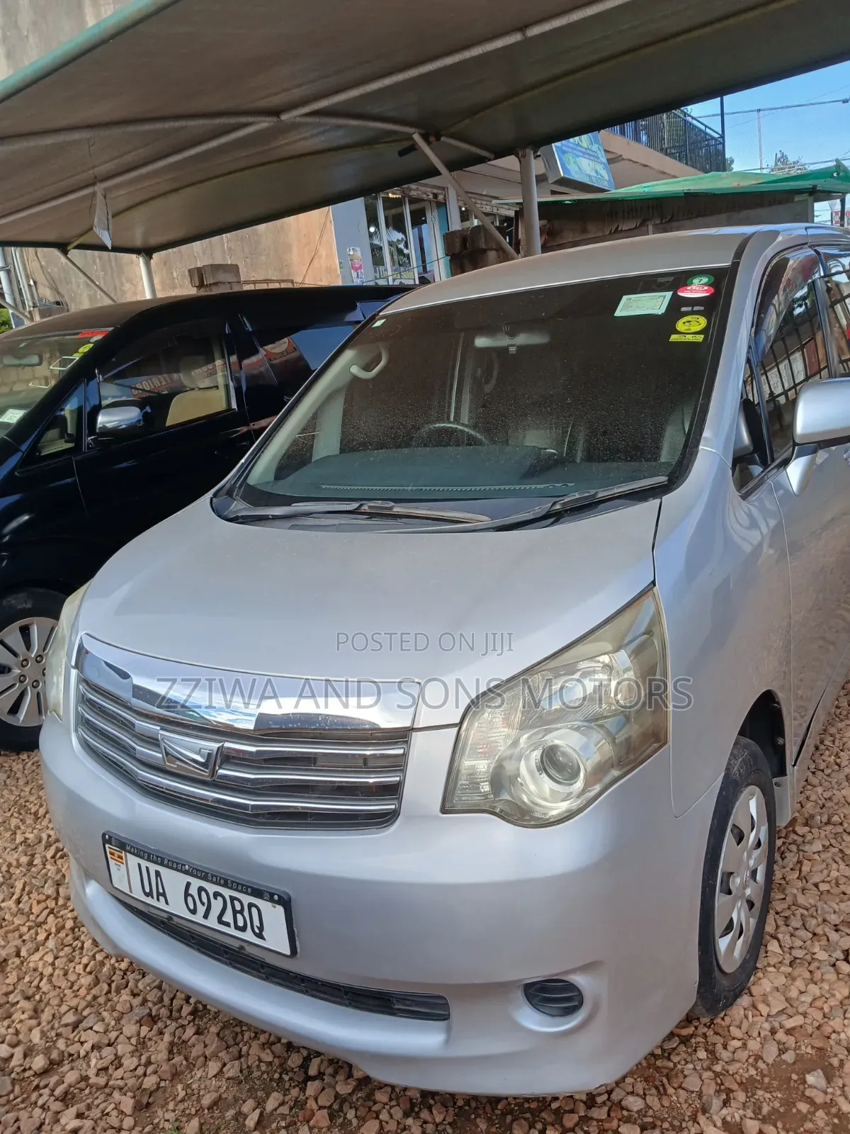 Toyota Noah 2.0 AWD (8 Seater) 2015 Silver