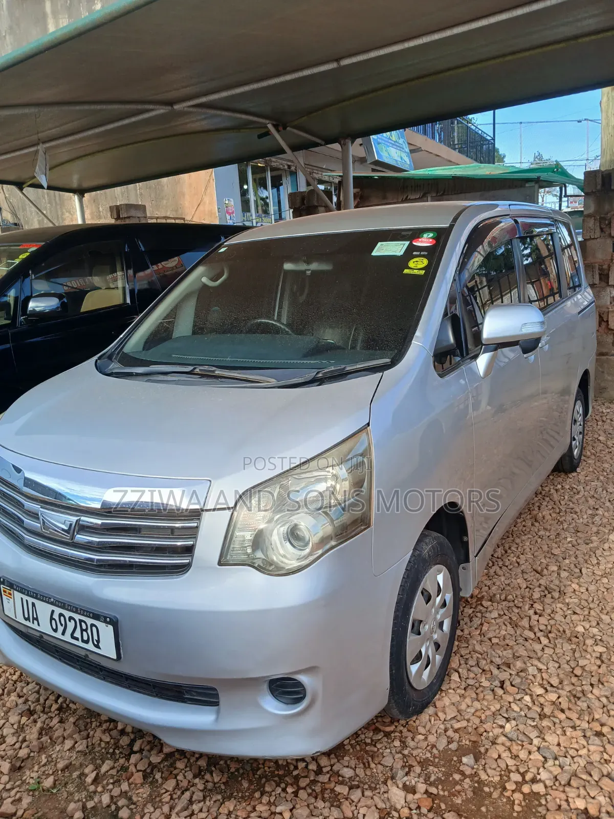 Toyota Noah 2.0 AWD (8 Seater) 2015 Silver