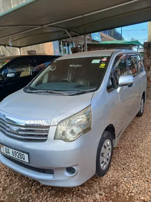 Toyota Noah 2.0 AWD (8 Seater) 2015 Silver