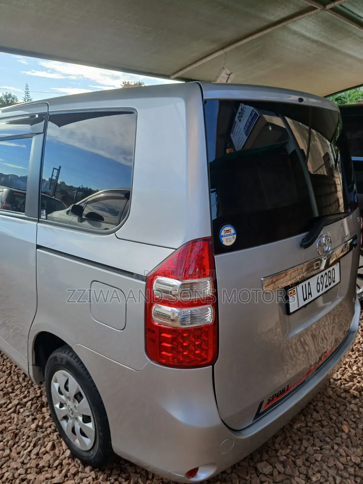 Toyota Noah 2.0 AWD (8 Seater) 2015 Silver