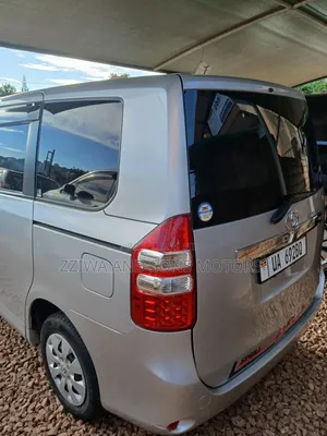 Toyota Noah 2.0 AWD (8 Seater) 2015 Silver