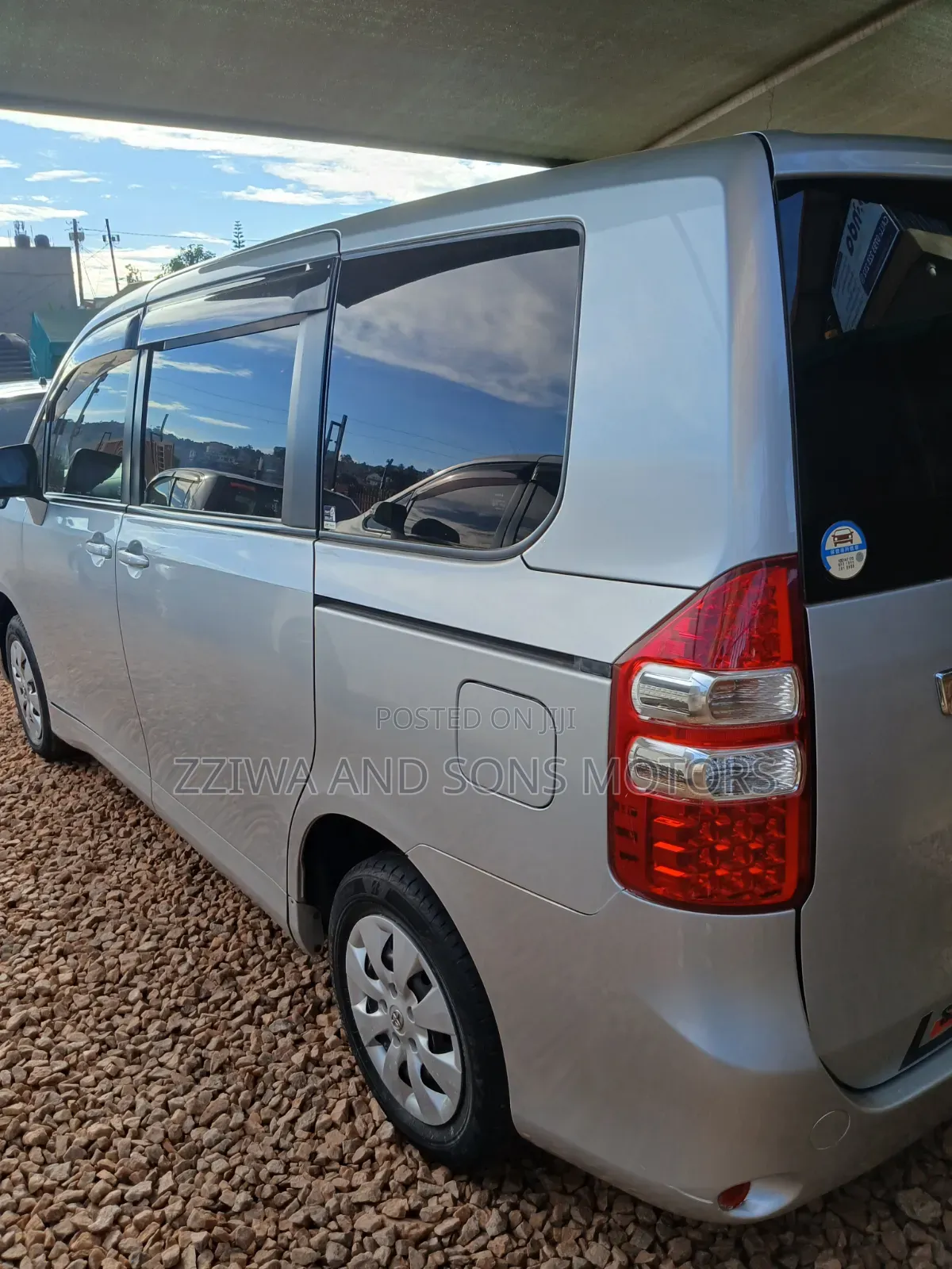 Toyota Noah 2.0 AWD (8 Seater) 2015 Silver