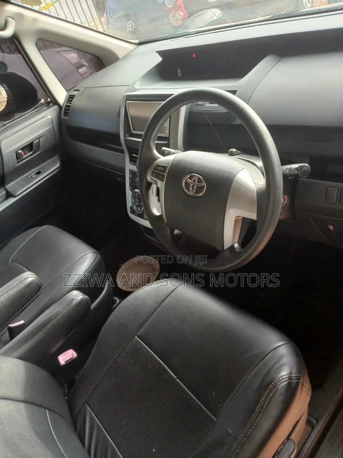 Toyota Noah 2.0 AWD (8 Seater) 2015 Silver