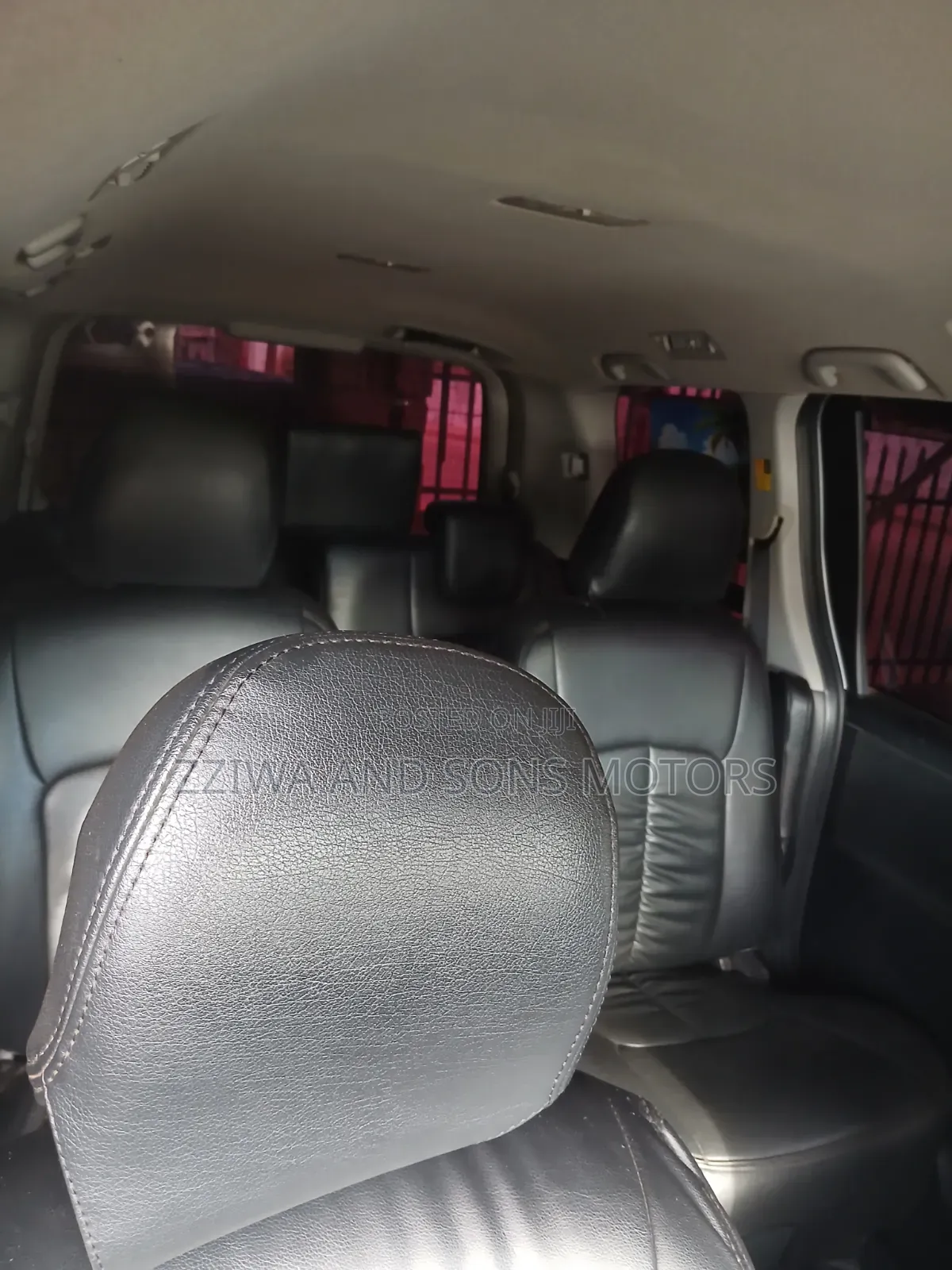 Toyota Noah 2.0 AWD (8 Seater) 2015 Silver