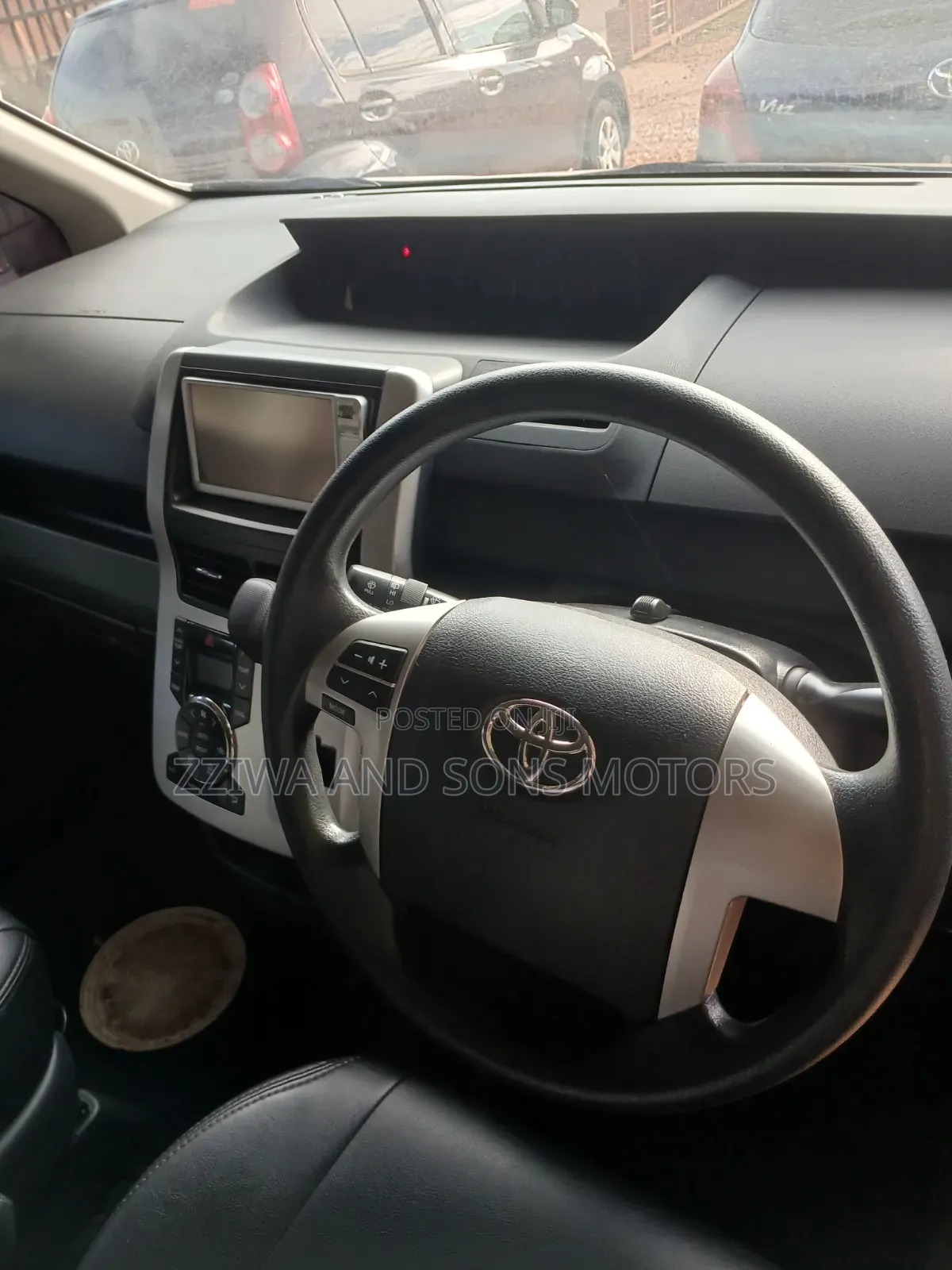 Toyota Noah 2.0 AWD (8 Seater) 2015 Silver