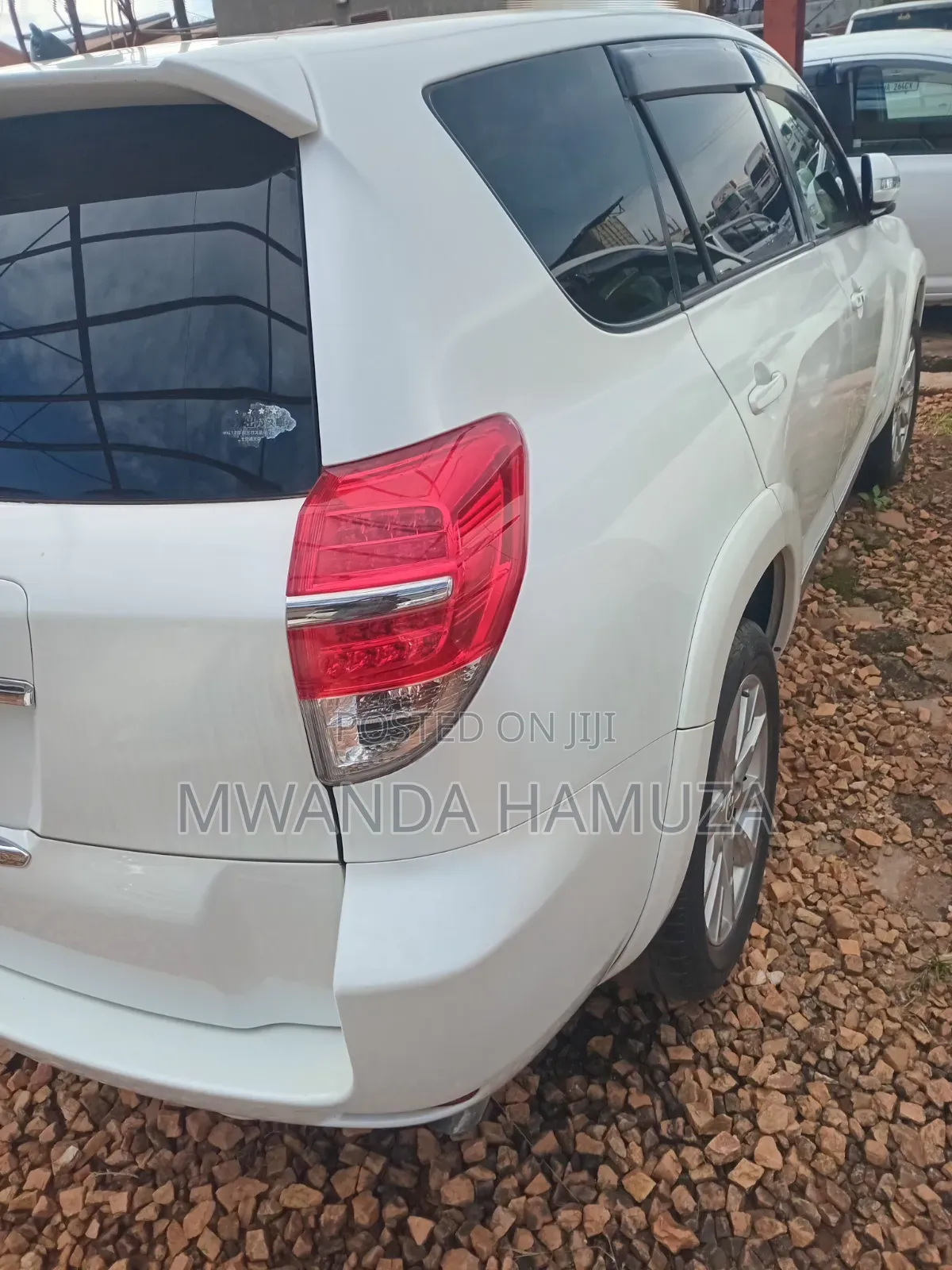 Toyota Vanguard 2012 White