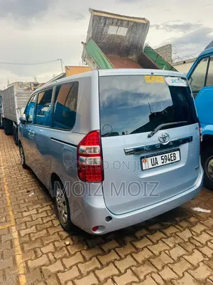 Toyota Noah 2011 Blue