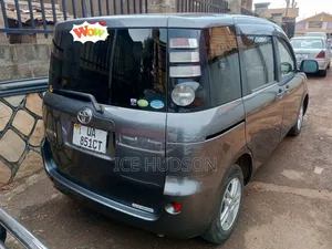 Toyota Sienta 2010 Gray