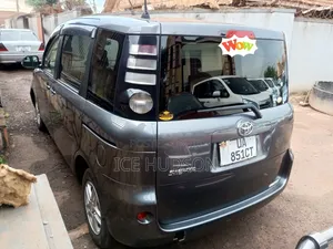 Toyota Sienta 2010 Gray