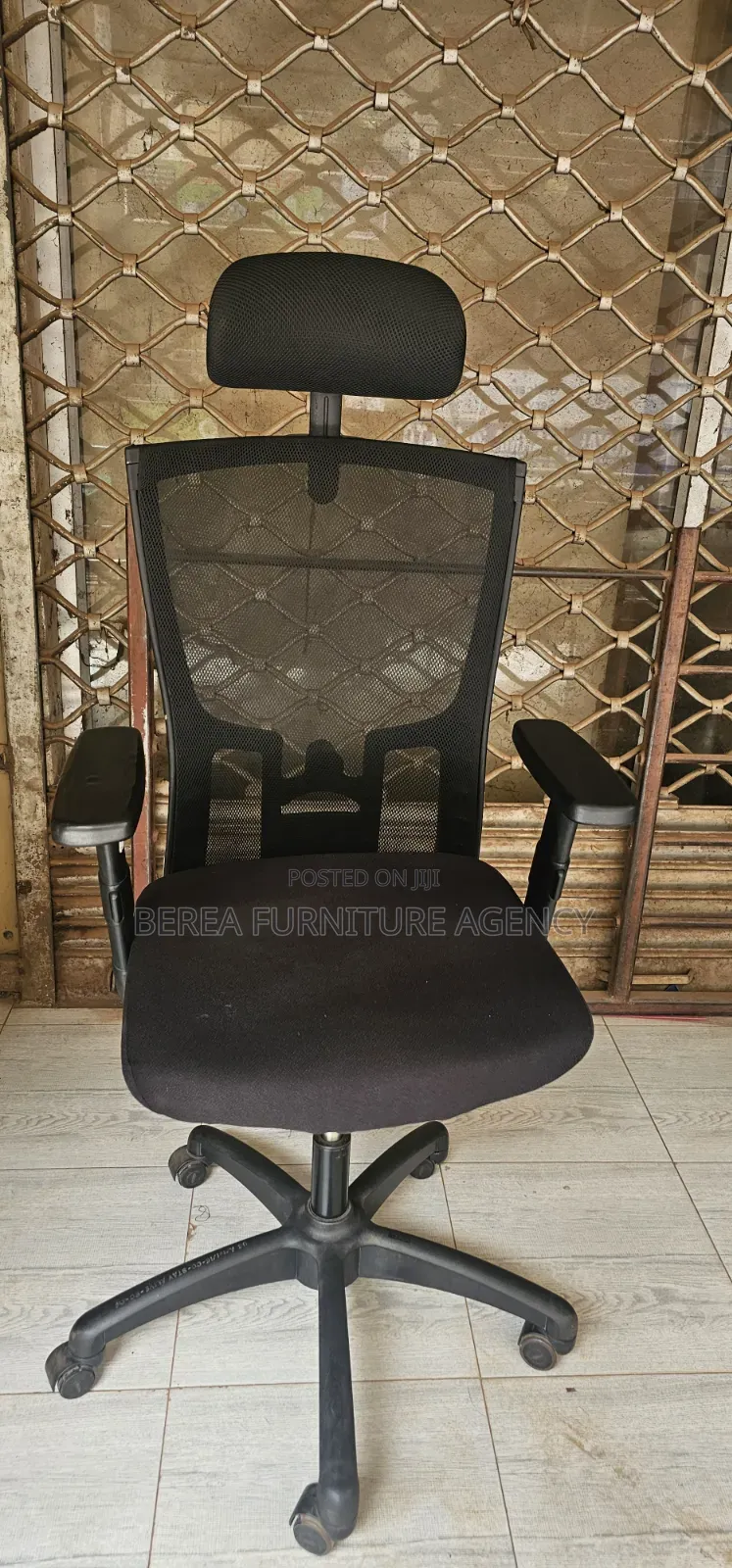 Comfortable Mesh Office Chair With Reclining Back