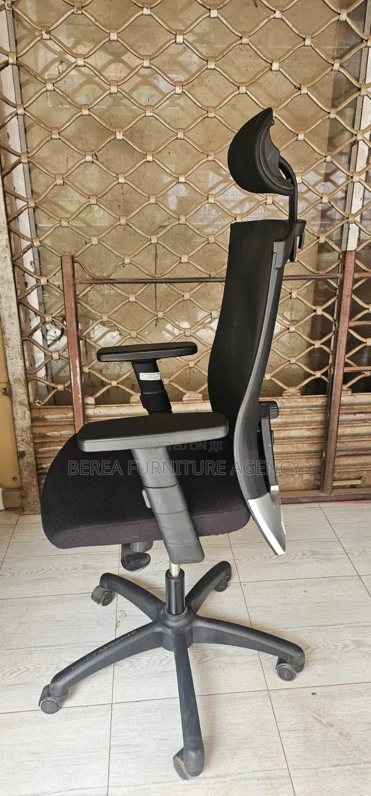 Comfortable Mesh Office Chair With Reclining Back
