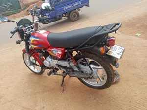 Bajaj Boxer 125 2025 Red