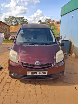 Toyota Passo Sette 2011 Maroon