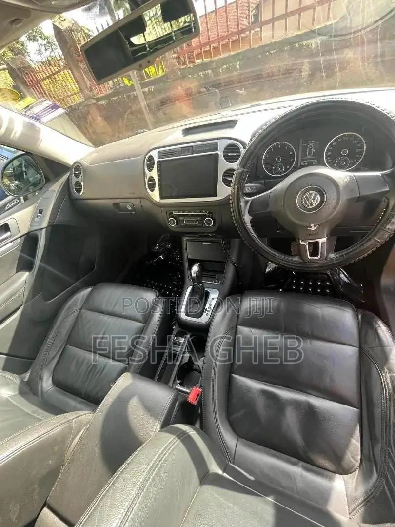 Volkswagen Tiguan S Automatic 2011 Gold