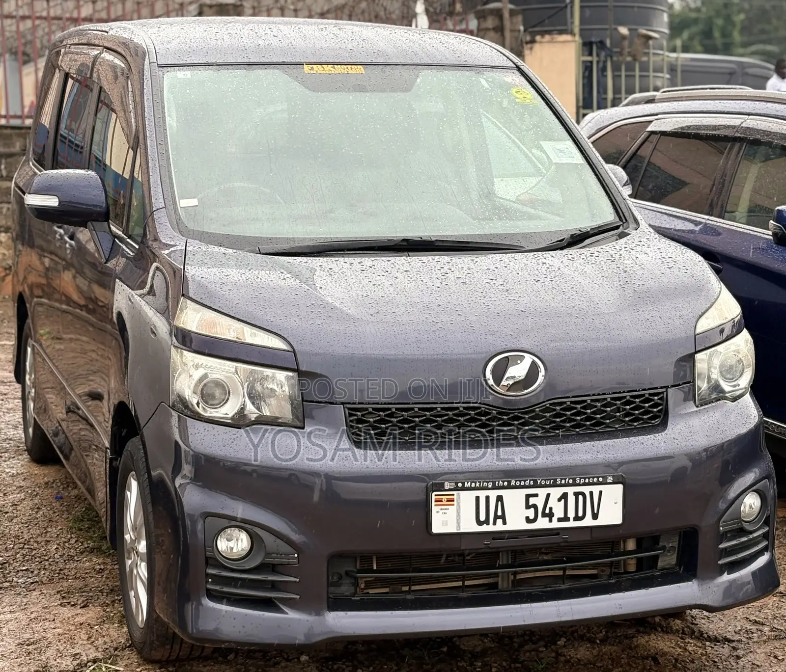 Toyota Noah 2.0 143hp FWD (8 Seater) 2011 Blue