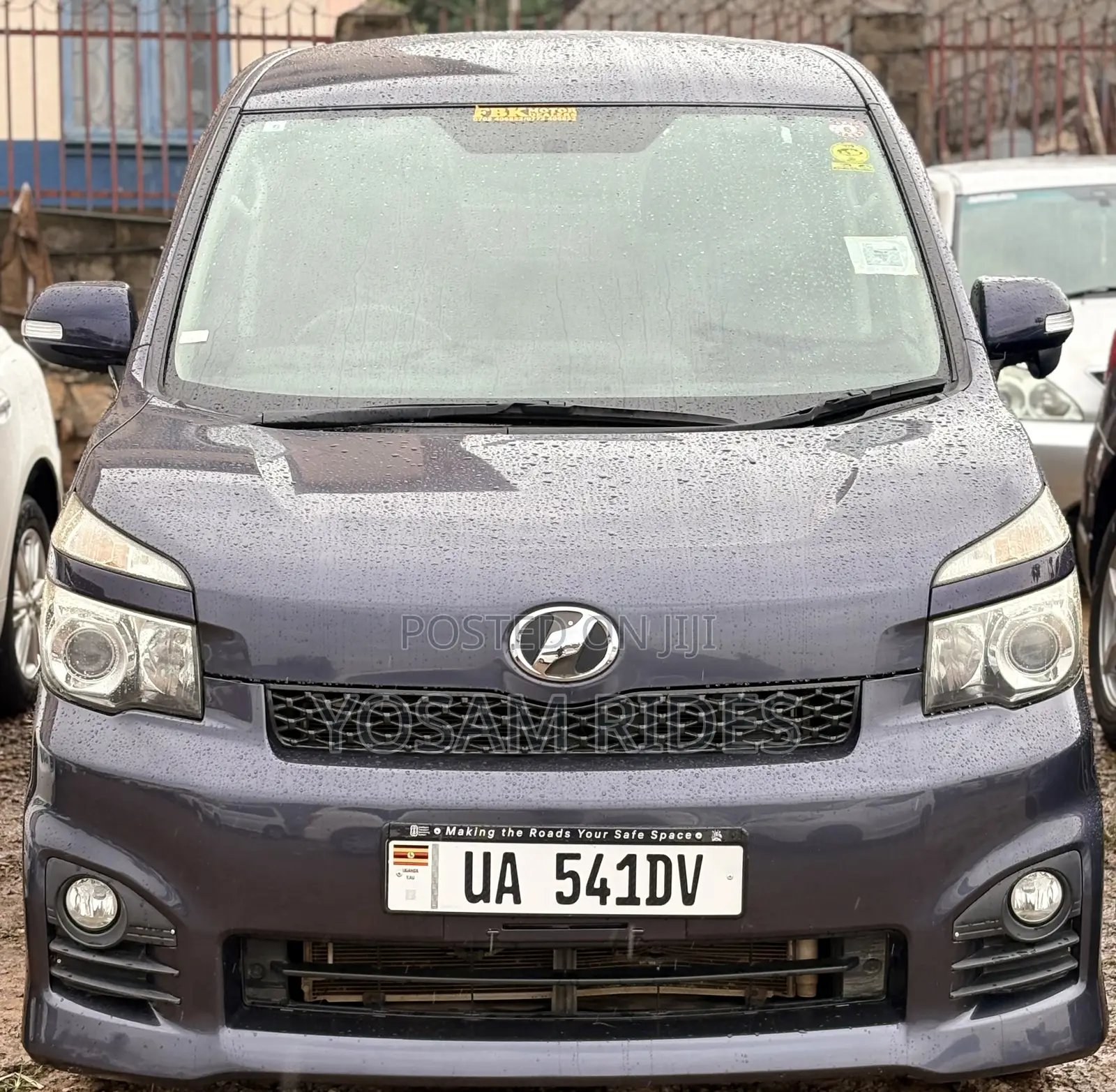Toyota Noah 2.0 143hp FWD (8 Seater) 2011 Blue