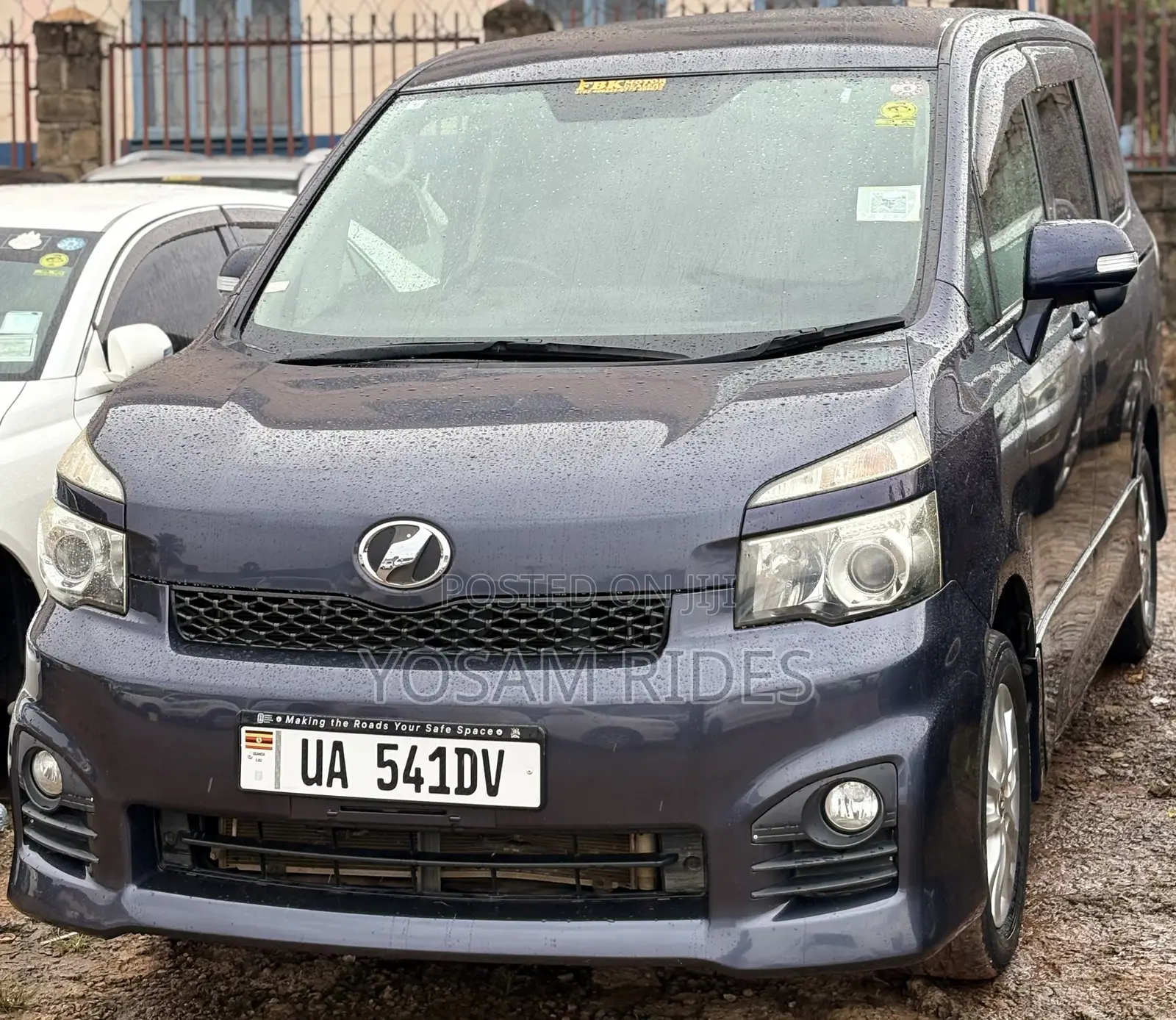 Toyota Noah 2.0 143hp FWD (8 Seater) 2011 Blue