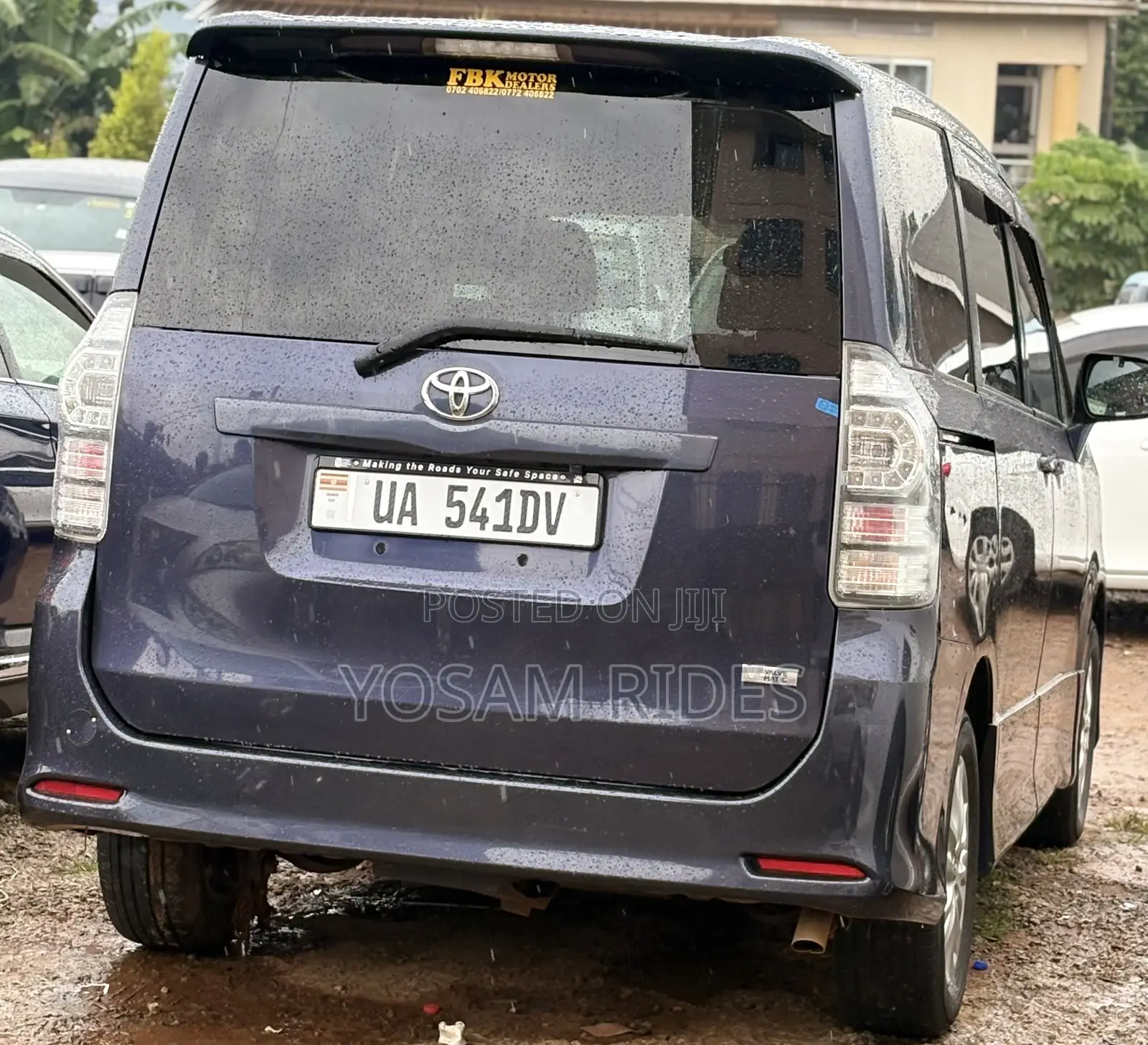 Toyota Noah 2.0 143hp FWD (8 Seater) 2011 Blue
