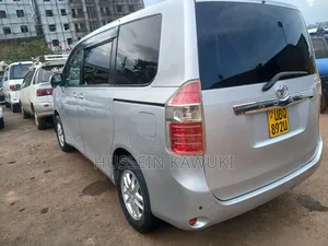 Toyota Noah 2009 Silver