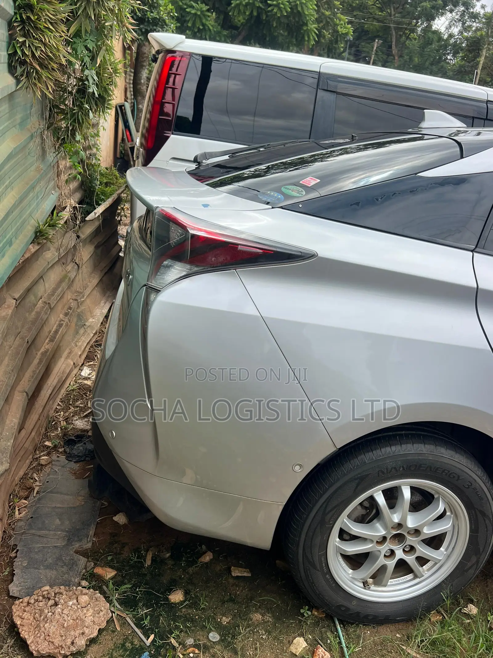 Toyota Prius 4dr Hatchback (1.8L 4cyl gas/electric hybrid CVT) 2016 Silver
