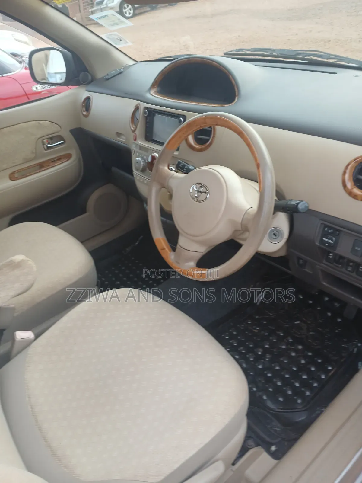 Toyota Sienta 2023 Silver