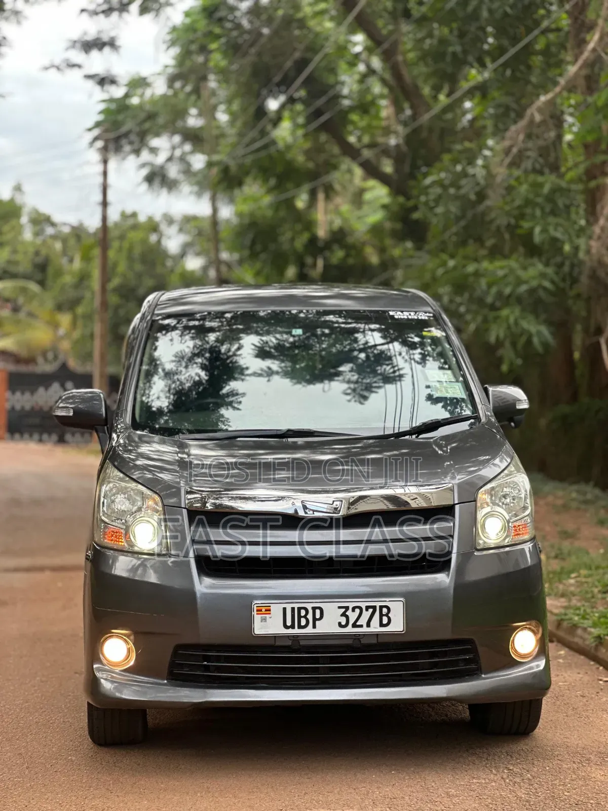 Toyota Noah 2.0 143hp FWD (8 Seater) 2009 Gray