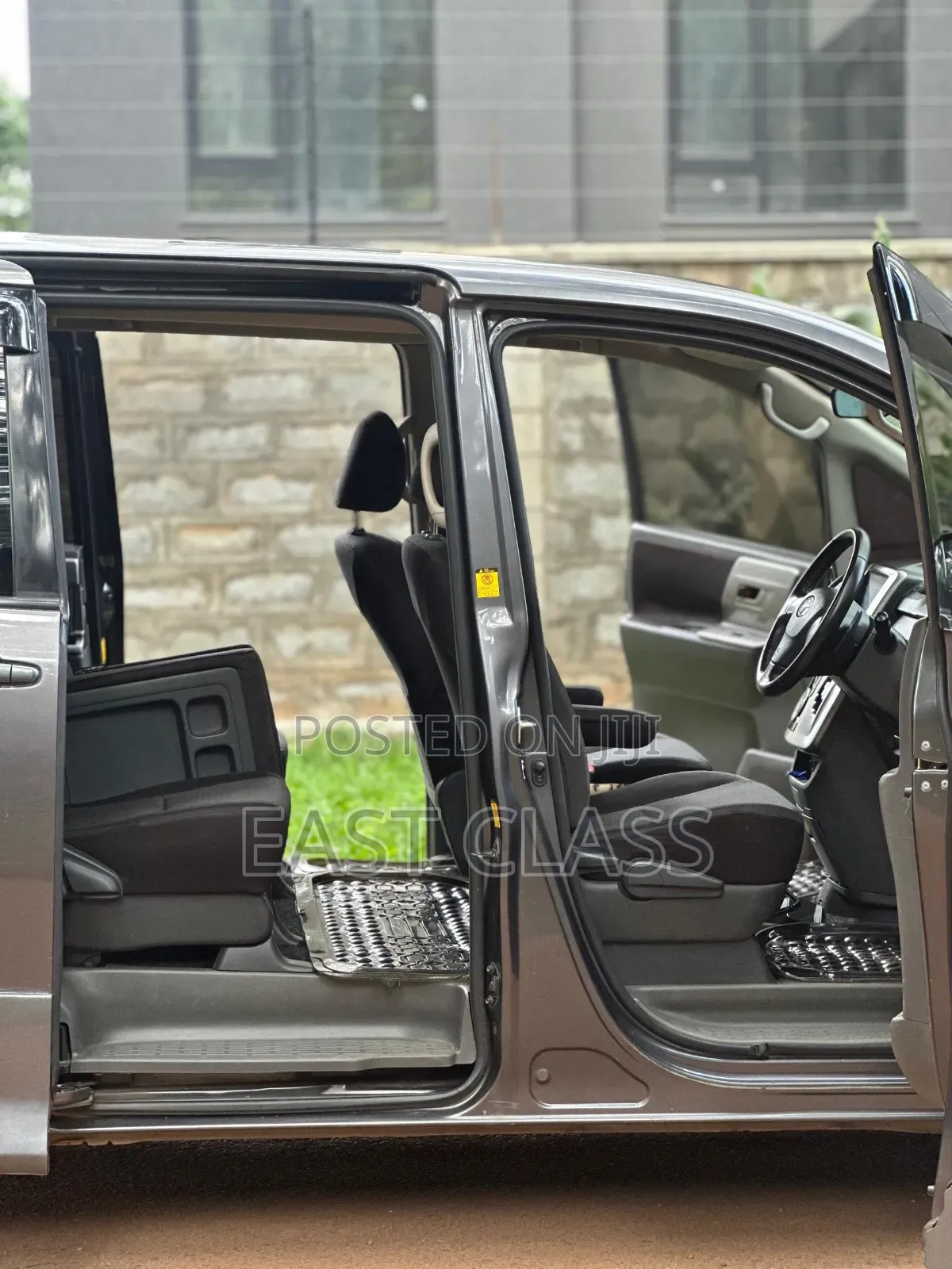 Toyota Noah 2.0 143hp FWD (8 Seater) 2009 Gray