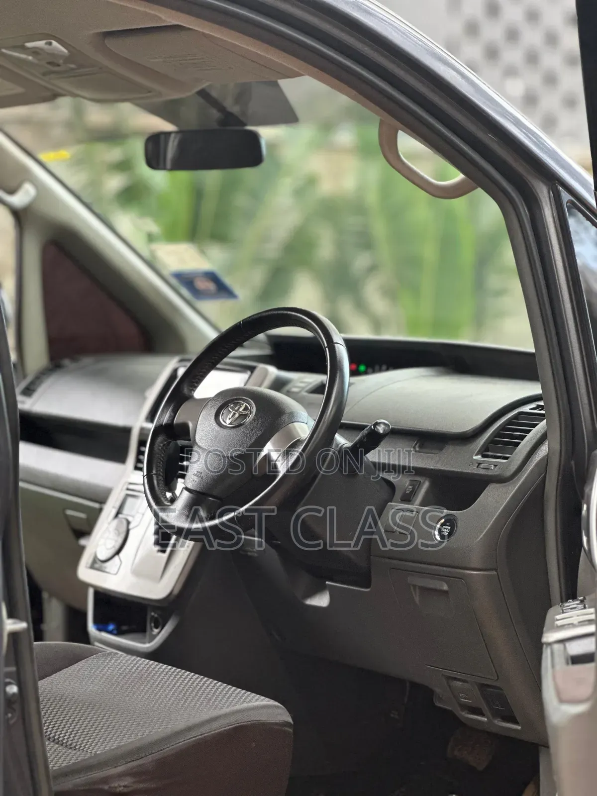 Toyota Noah 2.0 143hp FWD (8 Seater) 2009 Gray