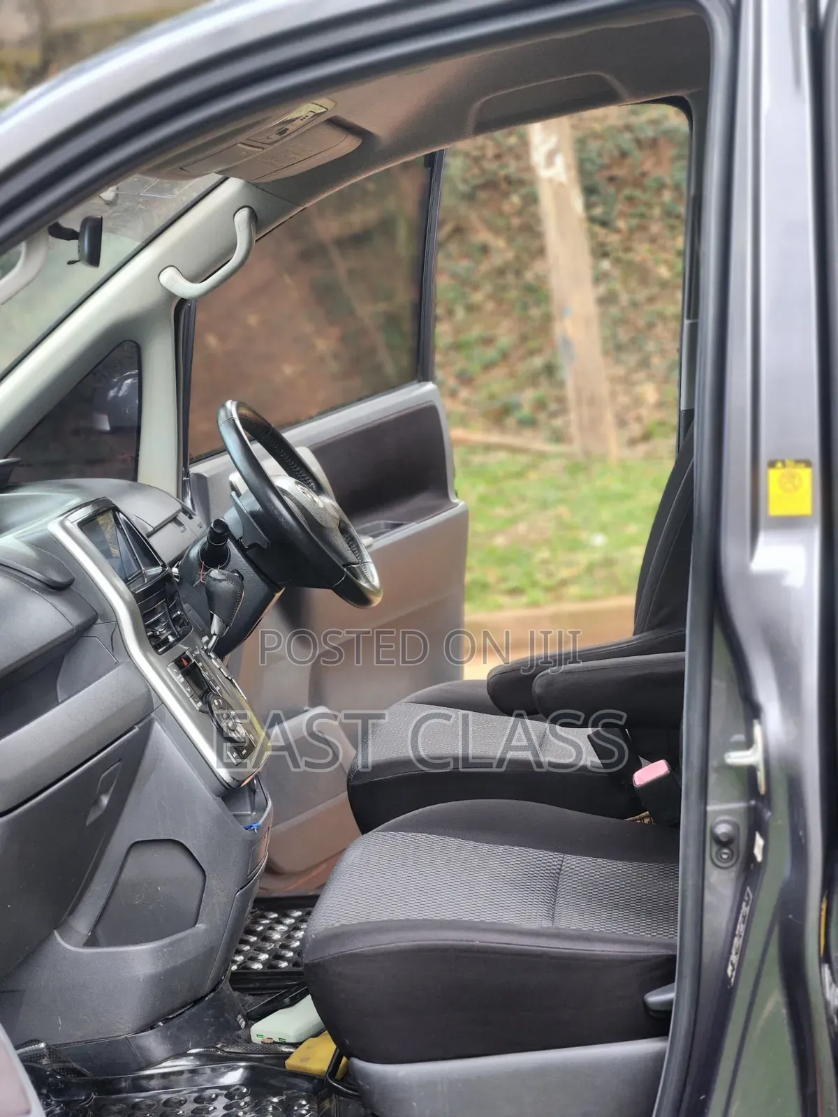 Toyota Noah 2.0 143hp FWD (8 Seater) 2009 Gray