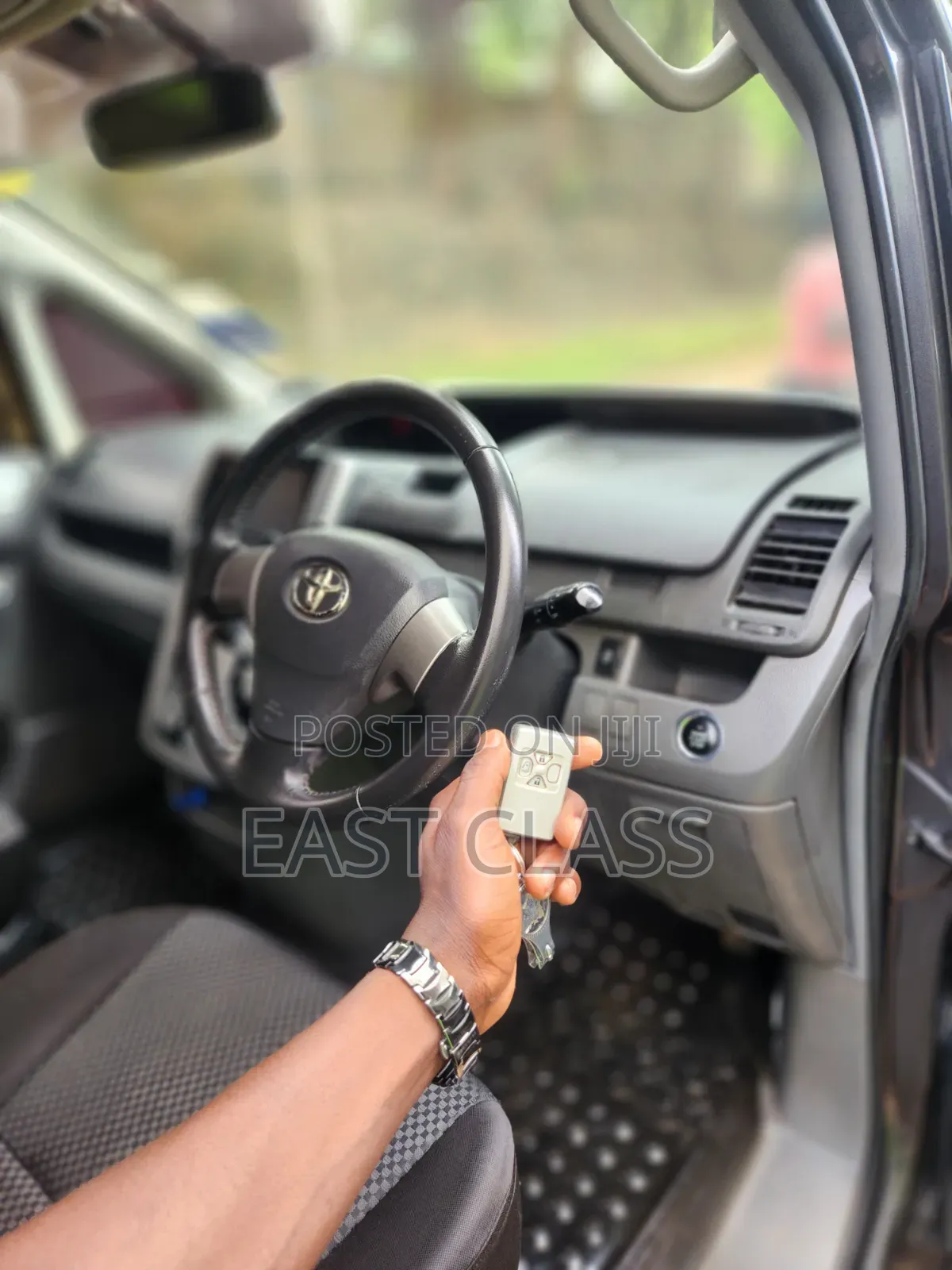 Toyota Noah 2.0 143hp FWD (8 Seater) 2009 Gray