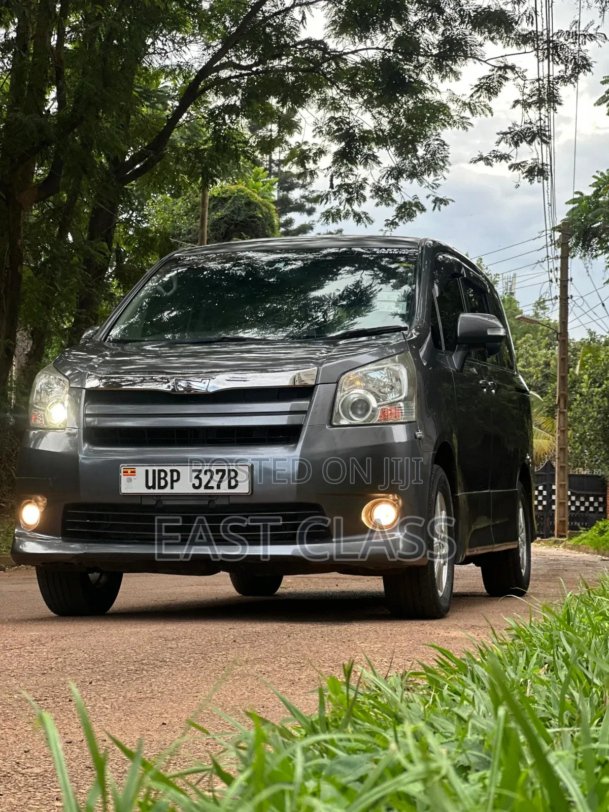 Toyota Noah 2.0 143hp FWD (8 Seater) 2009 Gray