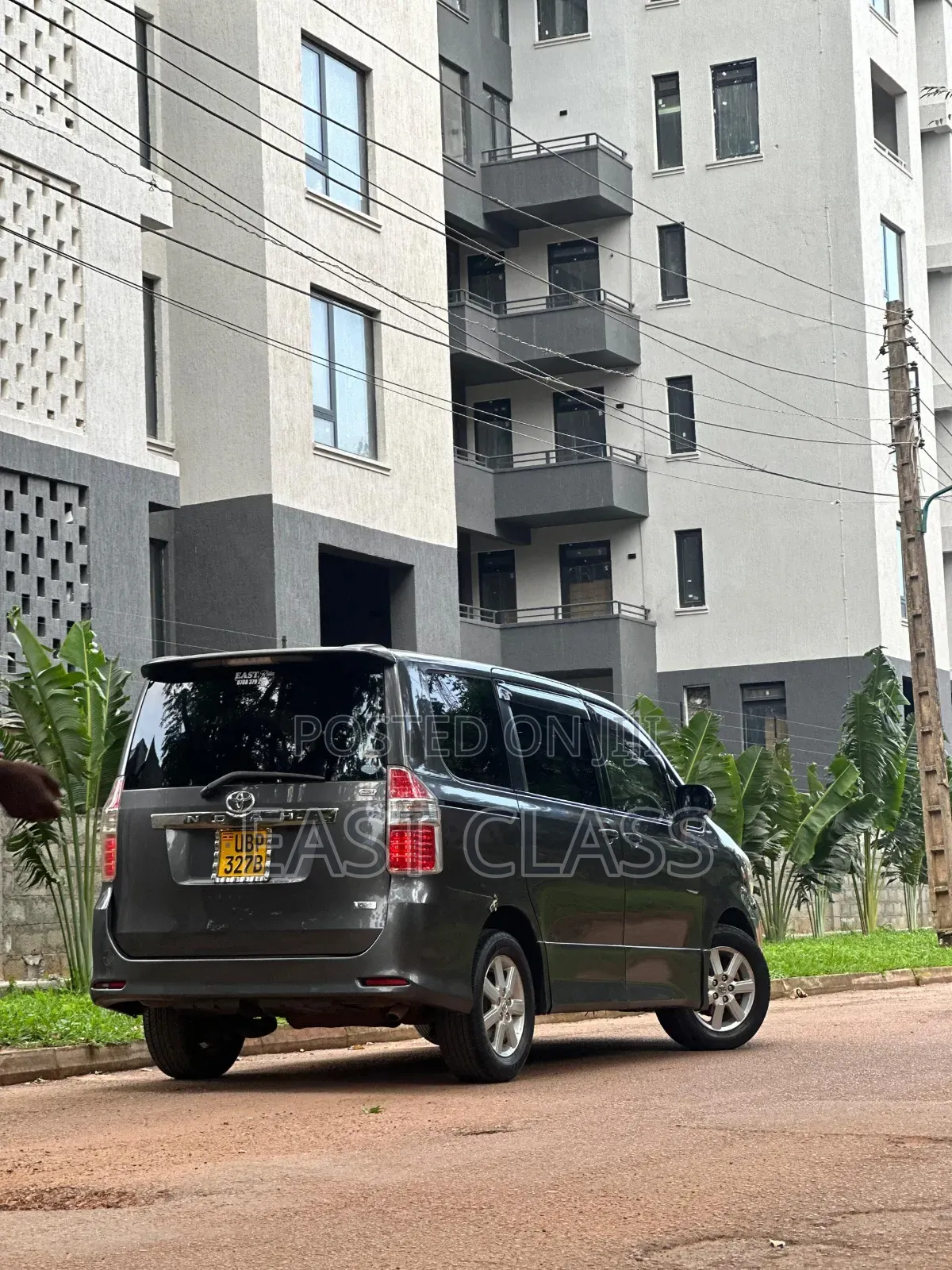 Toyota Noah 2.0 143hp FWD (8 Seater) 2009 Gray