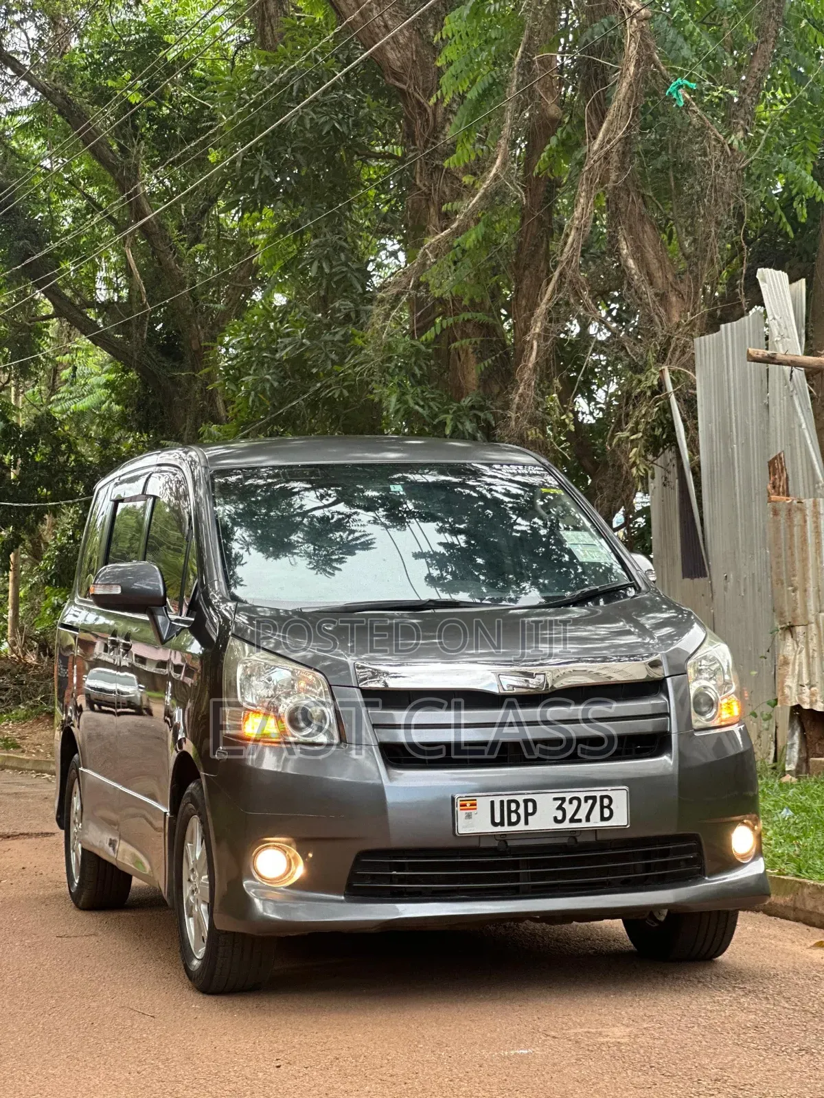 Toyota Noah 2.0 143hp FWD (8 Seater) 2009 Gray