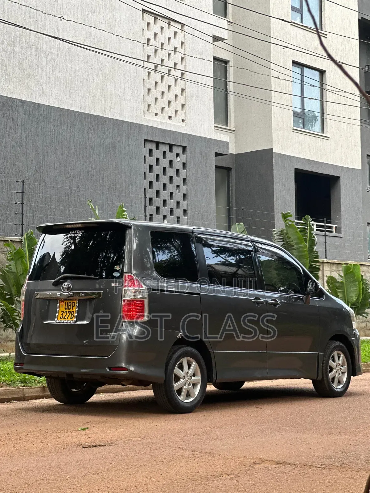 Toyota Noah 2.0 143hp FWD (8 Seater) 2009 Gray
