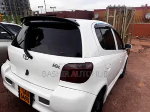 Toyota Vitz 2000 White