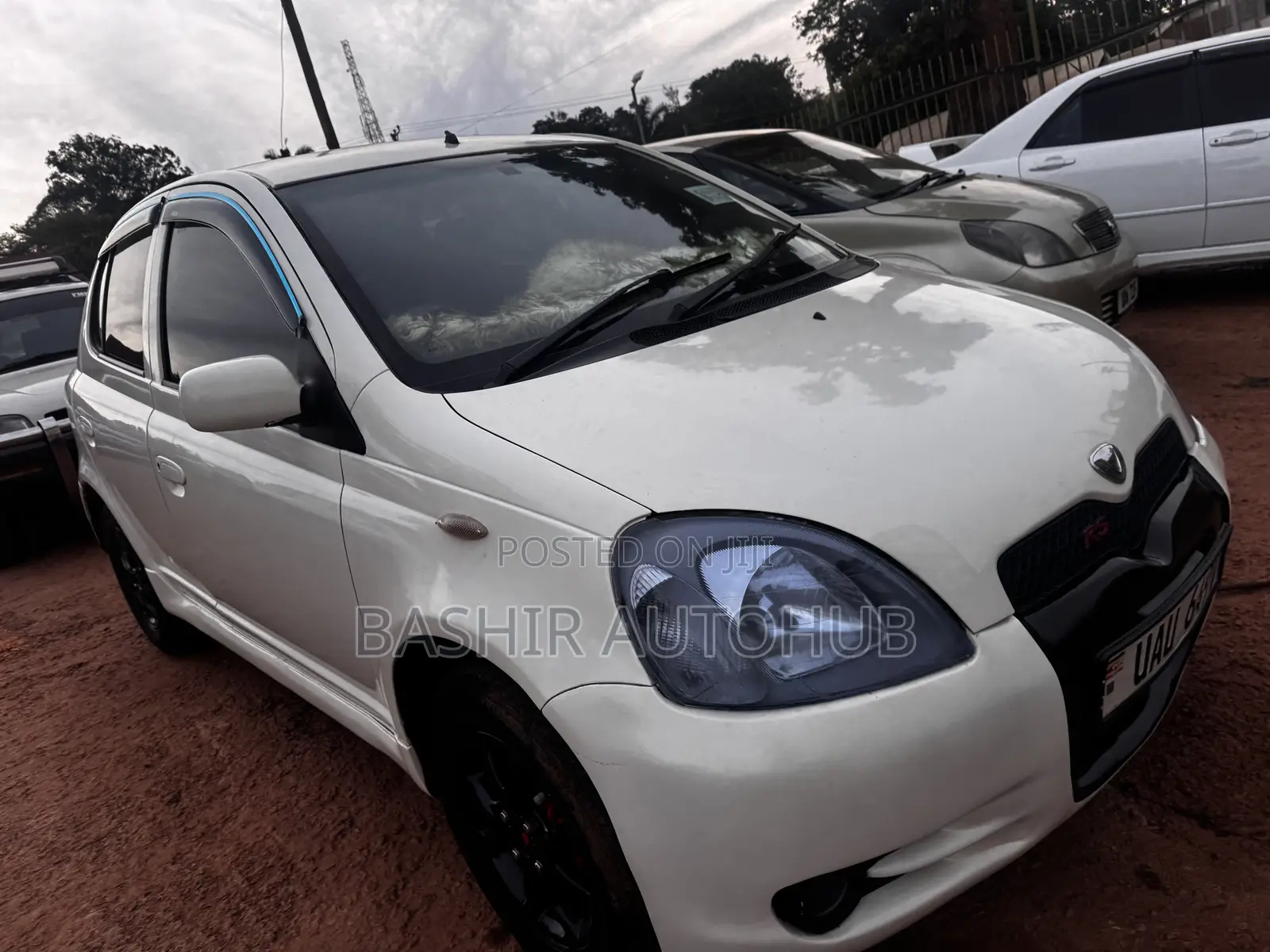 Toyota Vitz 2000 White