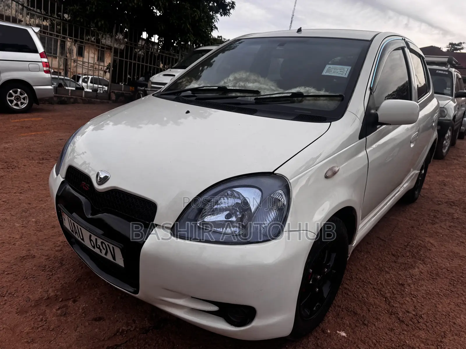 Toyota Vitz 2000 White