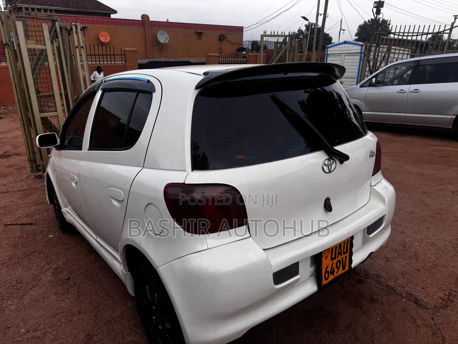 Toyota Vitz 2000 White