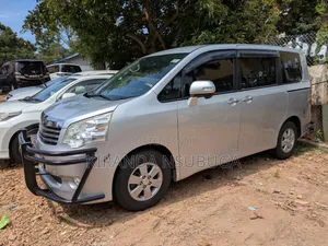 Toyota Noah 2010 Silver