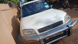 Toyota RAV4 Automatic 2000 White