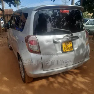 Toyota Ractis 2010 Silver