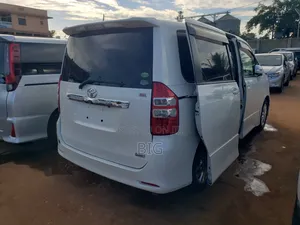 Toyota Noah 2.0 158hp FWD (8 Seater) 2013 White