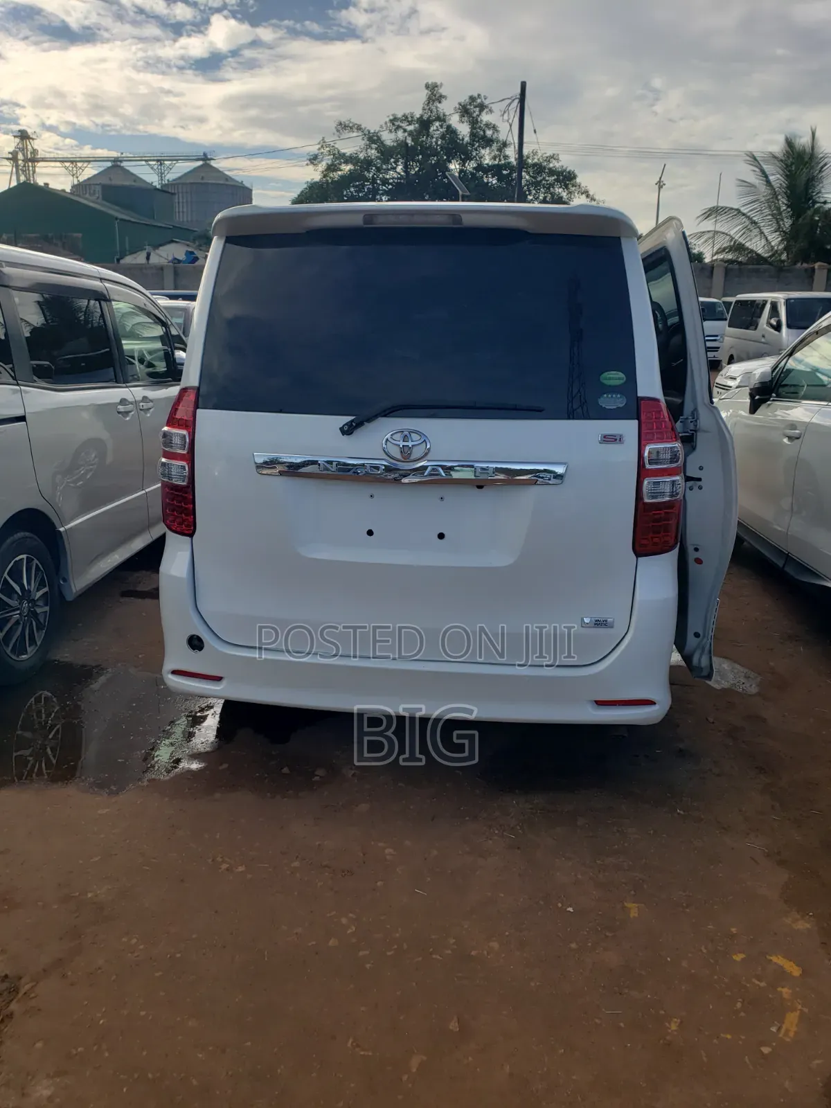 Toyota Noah 2.0 158hp FWD (8 Seater) 2013 White