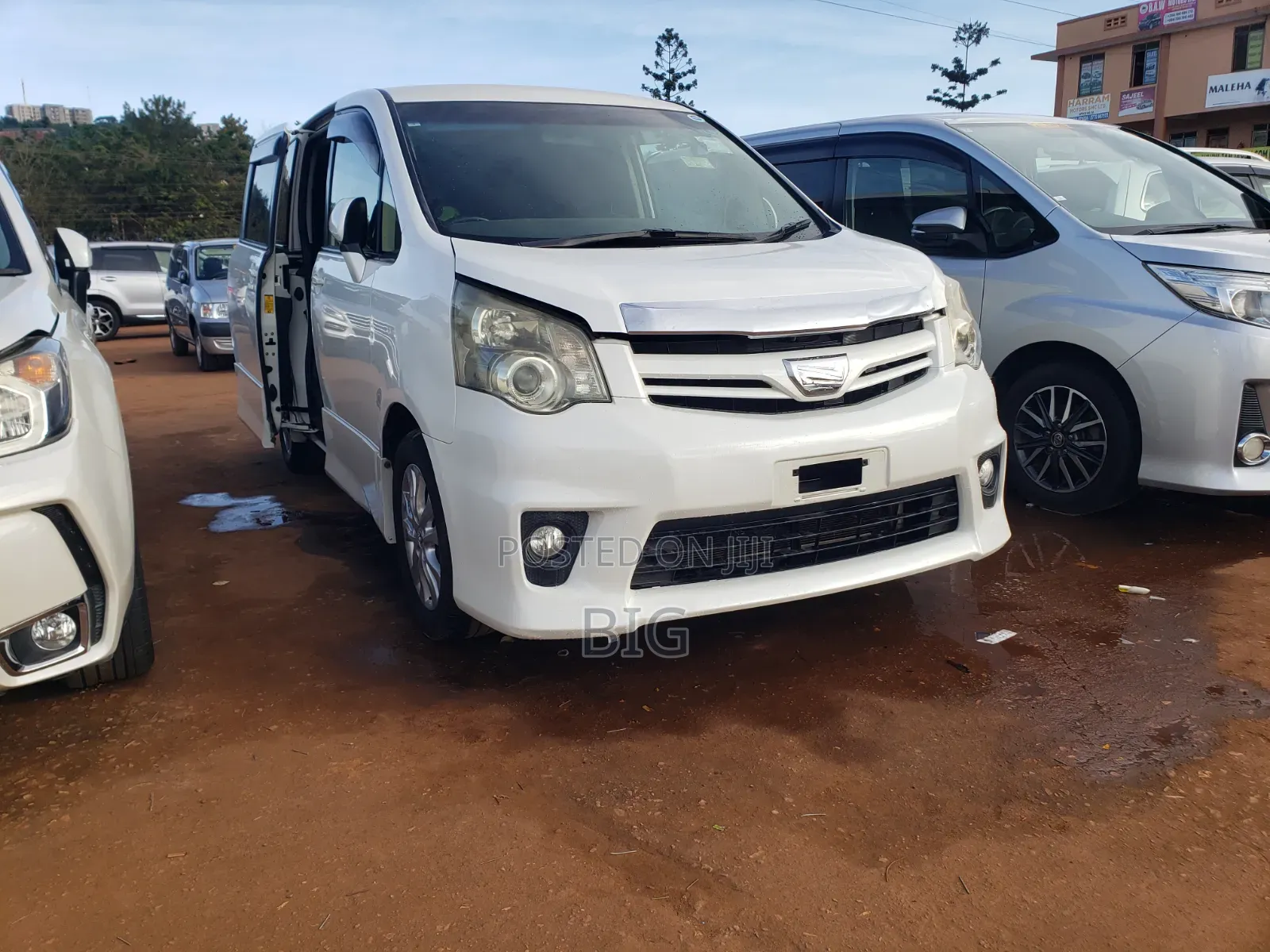 Toyota Noah 2.0 158hp FWD (8 Seater) 2013 White