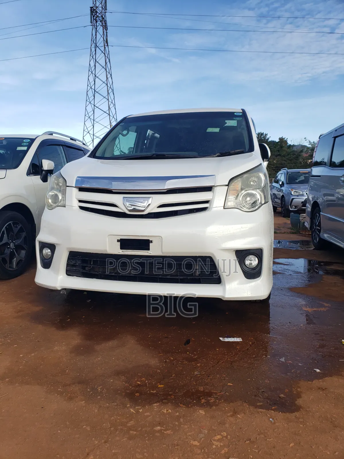 Toyota Noah 2.0 158hp FWD (8 Seater) 2013 White