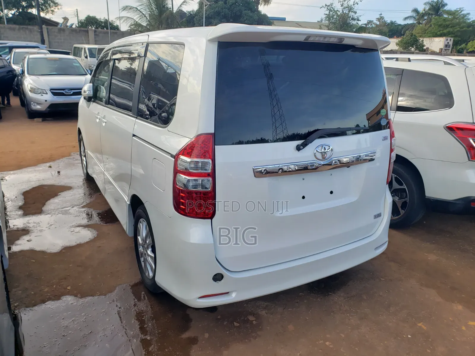 Toyota Noah 2.0 158hp FWD (8 Seater) 2013 White