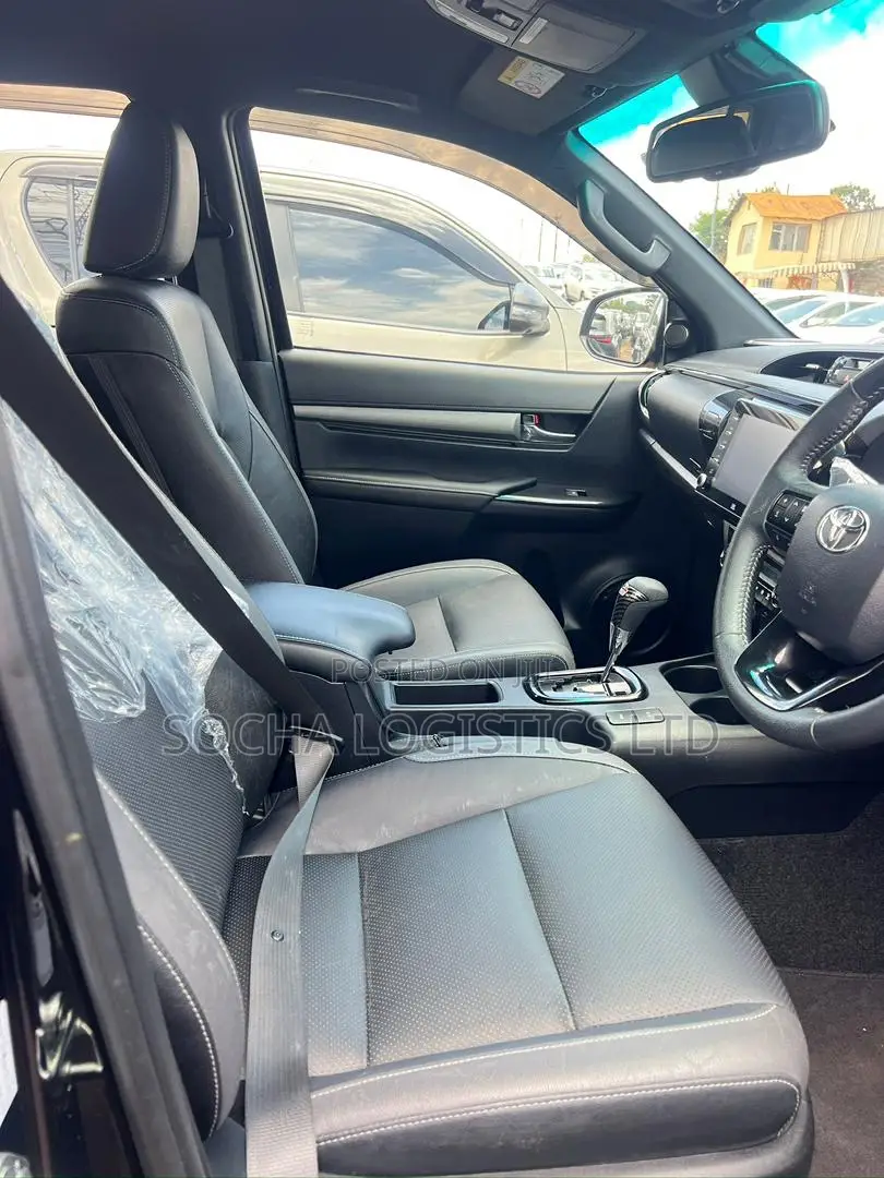 New Toyota Hilux 2023 Black